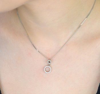 Stylowa srebrna zawieszka próby 925 z dwoma połączonymi kółeczkami, ozdobiona lśniącymi cyrkoniami. Symboliczna forma i elegancki blask – idealna na prezent lub do codziennych stylizacji. delikatny blask  W 2231  (4).JPG